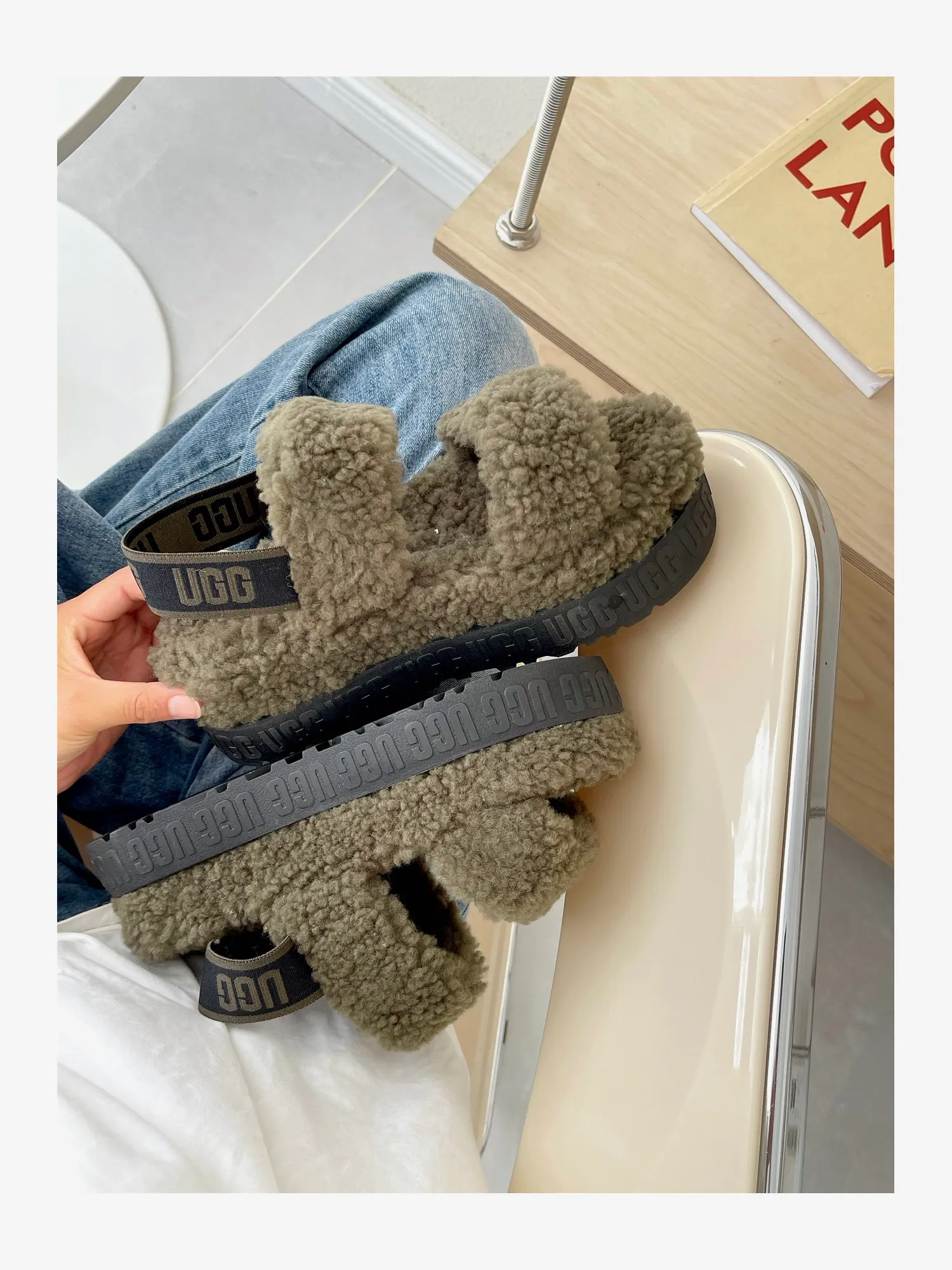 💰440 UGG sheepskin all-in-one snow boots 0876 new autumn and winter style Zhou Dongyu's same style furry slippers Product name: Ovlafita, Longfeng Teddy fur muffin bottom slippers, new at the counter simultaneously It is an upgraded version of the classic oh yeah sandals, the corrugated sheepskin material is used to make it more fashionable and cool, the heel strap is the highlight of the entire design, the muffin bottom visually increases, good news for small sisters, large quantities in stock Code number: 35-41 Color: white, gray, black, pink, army green, maroon